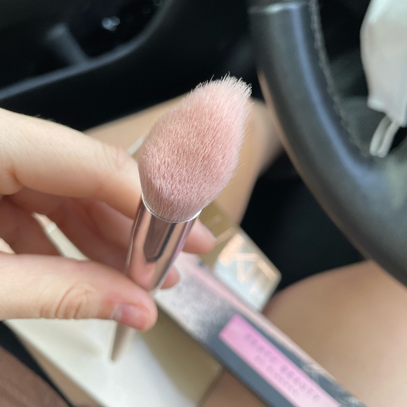 Fenty beauty highlight brush - Picture 4 of 5